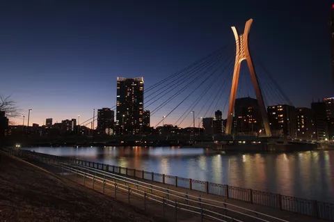 夕暮れを渡る光の橋