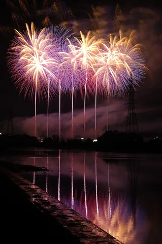 夜空と水面の花火回廊