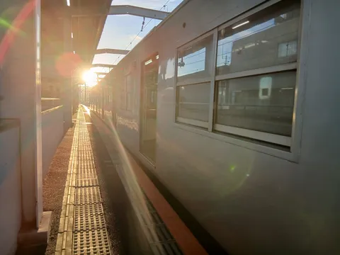 夕陽を浴びる旅路