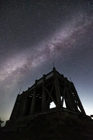 満天の星と木造の塔