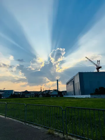 雲間から差し込む神々しい光