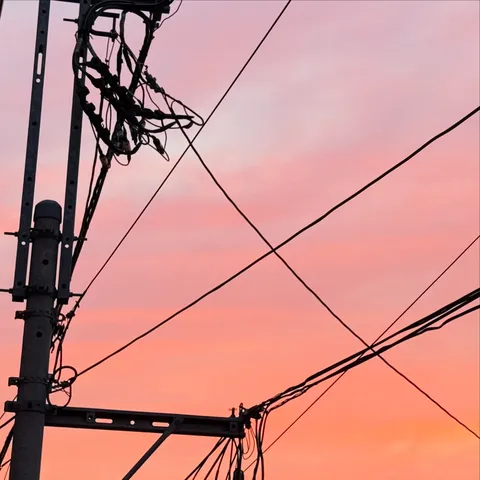 夕焼けに絡む電線