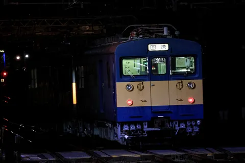 夜の青とベージュの列車