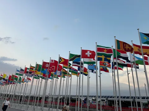 世界の旗が風に踊る