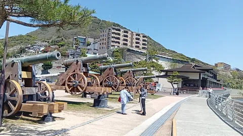 過去と現代が交差する港の風景