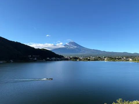 青空と山影の静かな湖