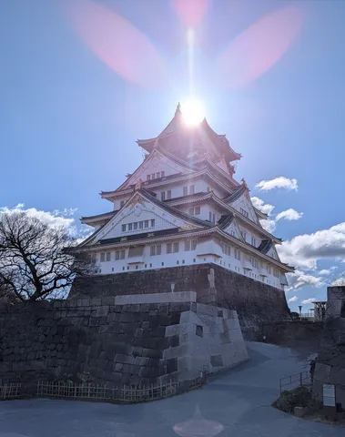 光を浴びる城の朝