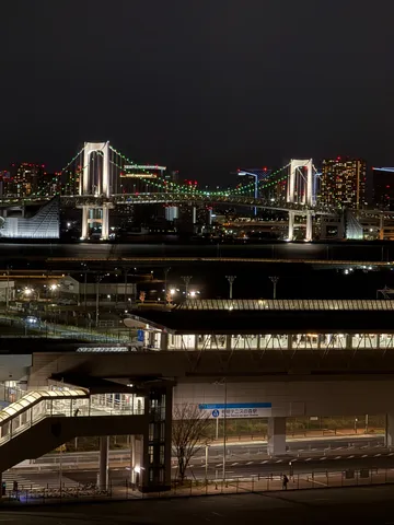 夜空に浮かぶ橋の光の道