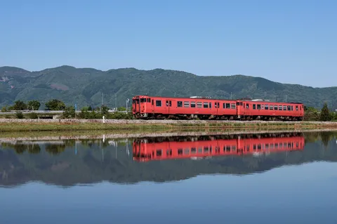 水面に映る真紅の列車