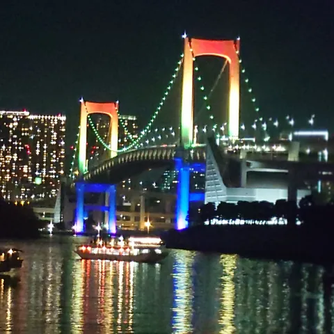 水面に映る七色の夜
