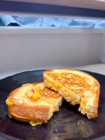 黄金色のチーズトースト