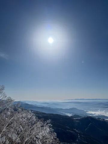 光と山並みの静寂