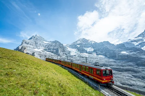 雄大な山と赤い列車