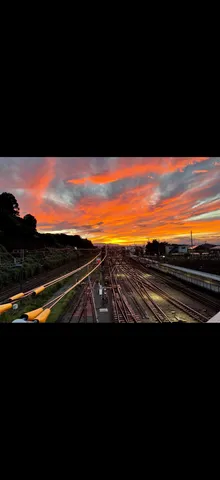 夕焼けに染まる線路の交差点