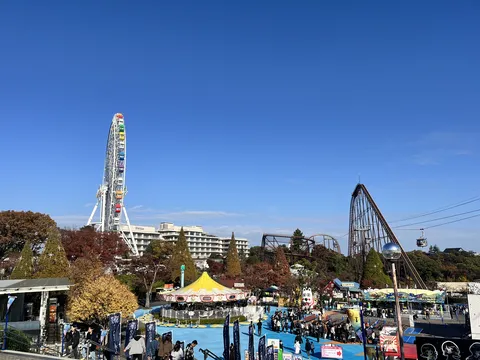 秋空の下、賑わう遊園地