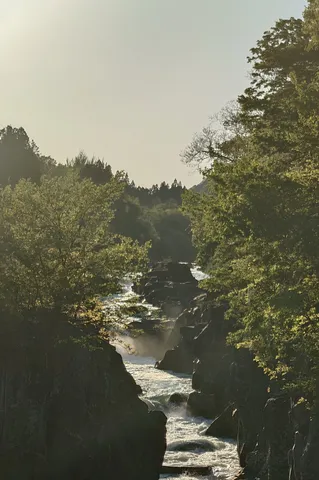 光の流れが刻む渓谷