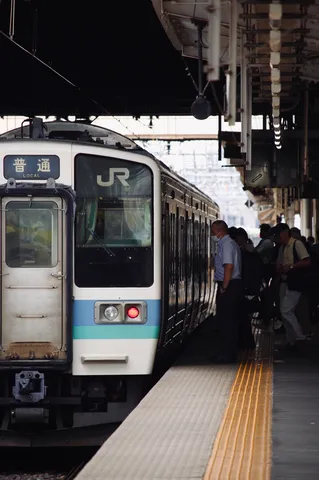 電車の息吹、駅の午後