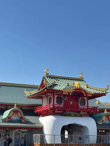 青空に映える！レトロモダンな駅舎