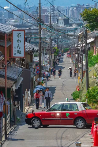 路地に映る赤い車と人影