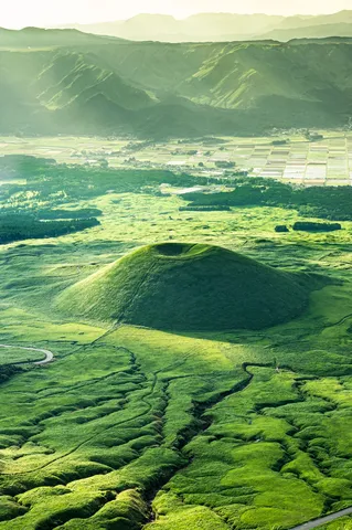 緑の円錐と水墨画のような渓谷