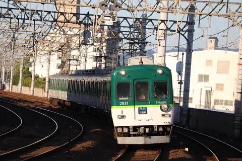 緑の電車と午後の日差し