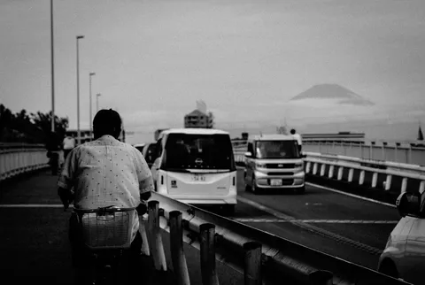 モノクロの道、見送る富士