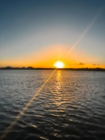 水平線に沈む太陽の輝き