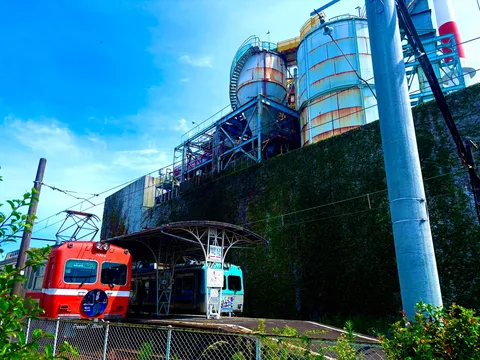 青空と錆びたタンク群