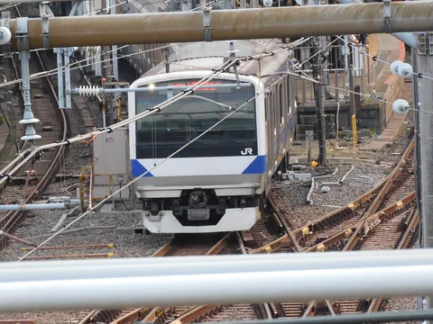 銀色の列車と線路の謎