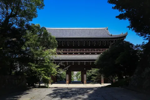 青空と古都の静寂