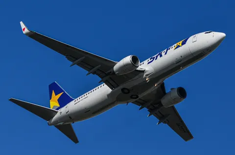 大空へ舞い上がるジェット機