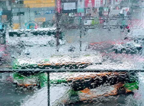 雨粒越しの都会の情景
