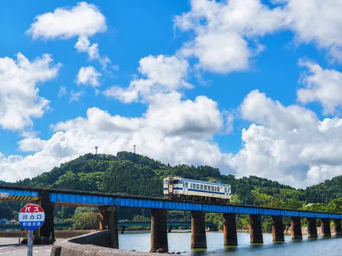青い橋を行く、夏空の列車