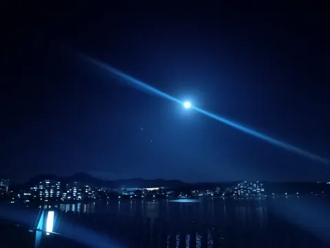 夜の月と水面のささやき