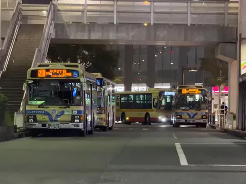 夜のバス列が描く街の光景