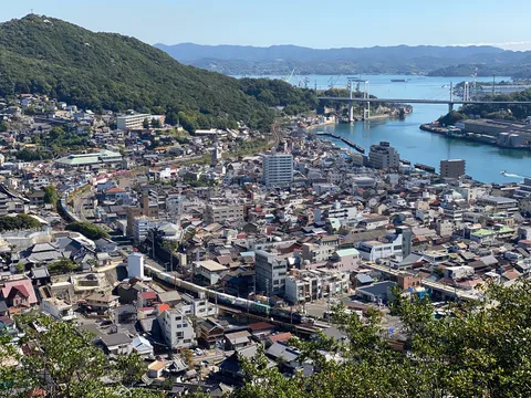 水辺と山影の風景
