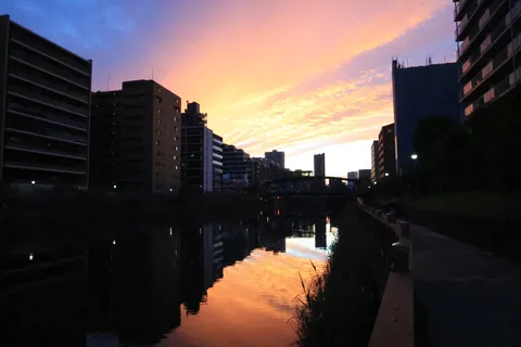都会の夕焼けリフレクション