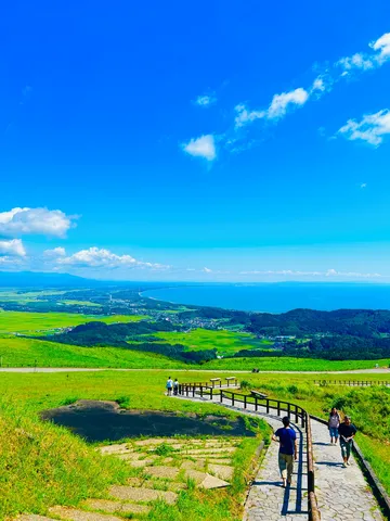 空と緑のコントラスト、広がる絶景