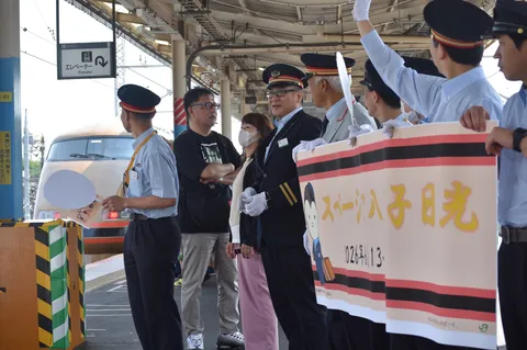 日光への旅立ち、見守る人々