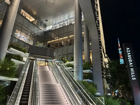 都会の夜景と近未来的なアプローチ