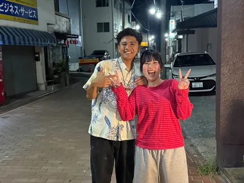 夜の街角で温かな笑顔