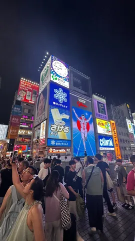 ネオンと人々の夜の交差点