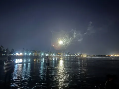 夜の花火と浜の鏡