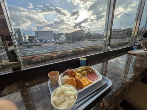 光差し込む窓辺のブランチ