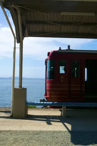 海を望むホームの赤い列車