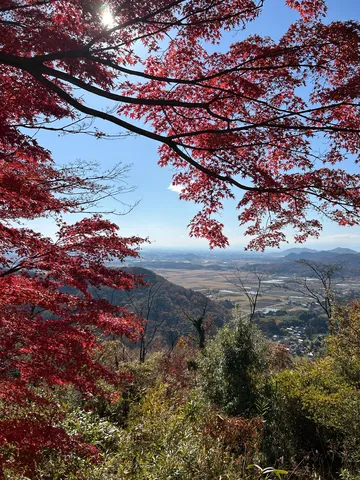 紅葉の展望、空と山並みのコントラスト