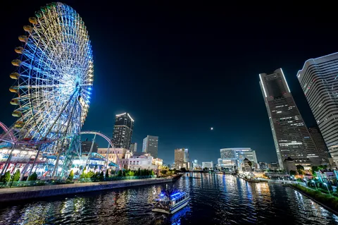 光の観覧車、夜の水辺
