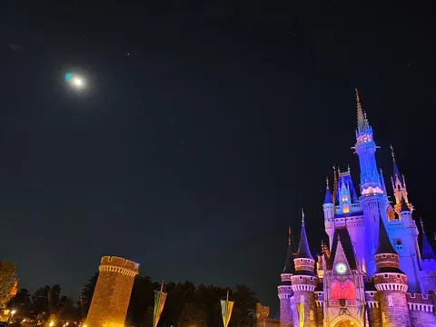 月夜に浮かぶ城の灯