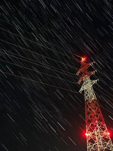 星屑の軌跡と送電塔