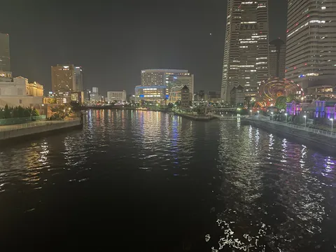都会の夜景、水面に映る光のダンス
